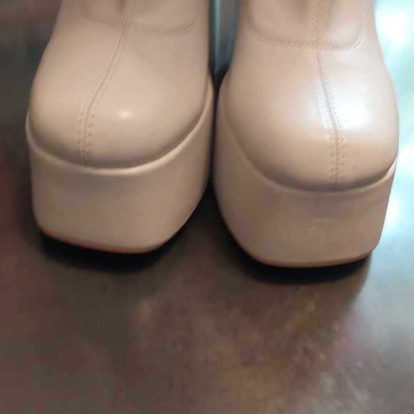 Chic White Platform Heeled Boots - Picture 2 of 16